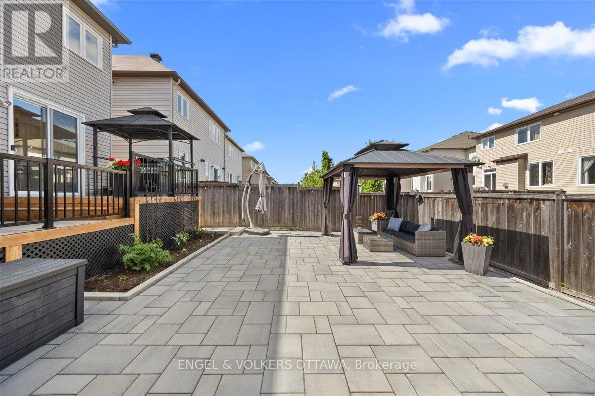 220 Harthill Way, Ottawa, ON