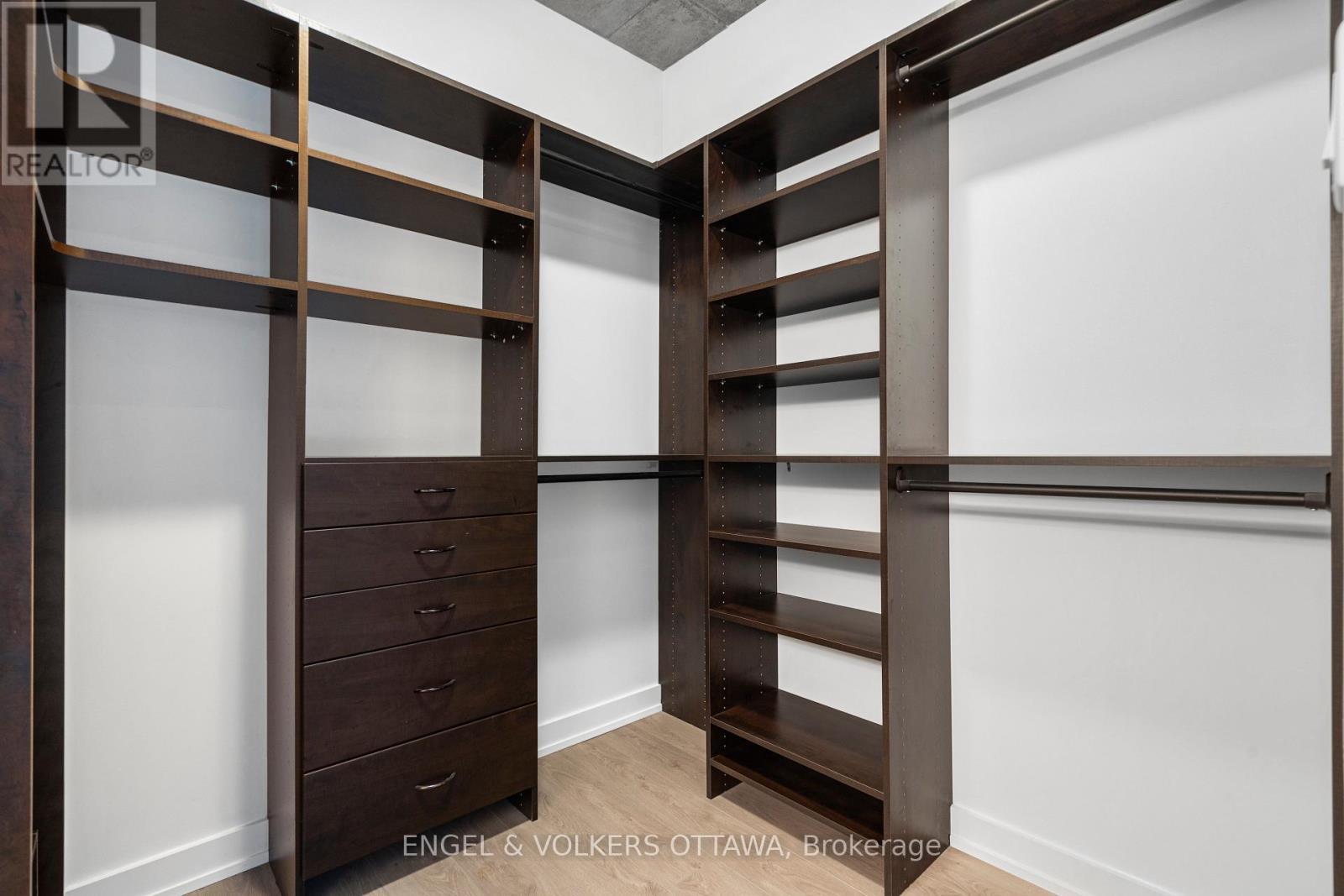 Walk-In Closet - 205 - 354 Gladstone Avenue, Ottawa, ON