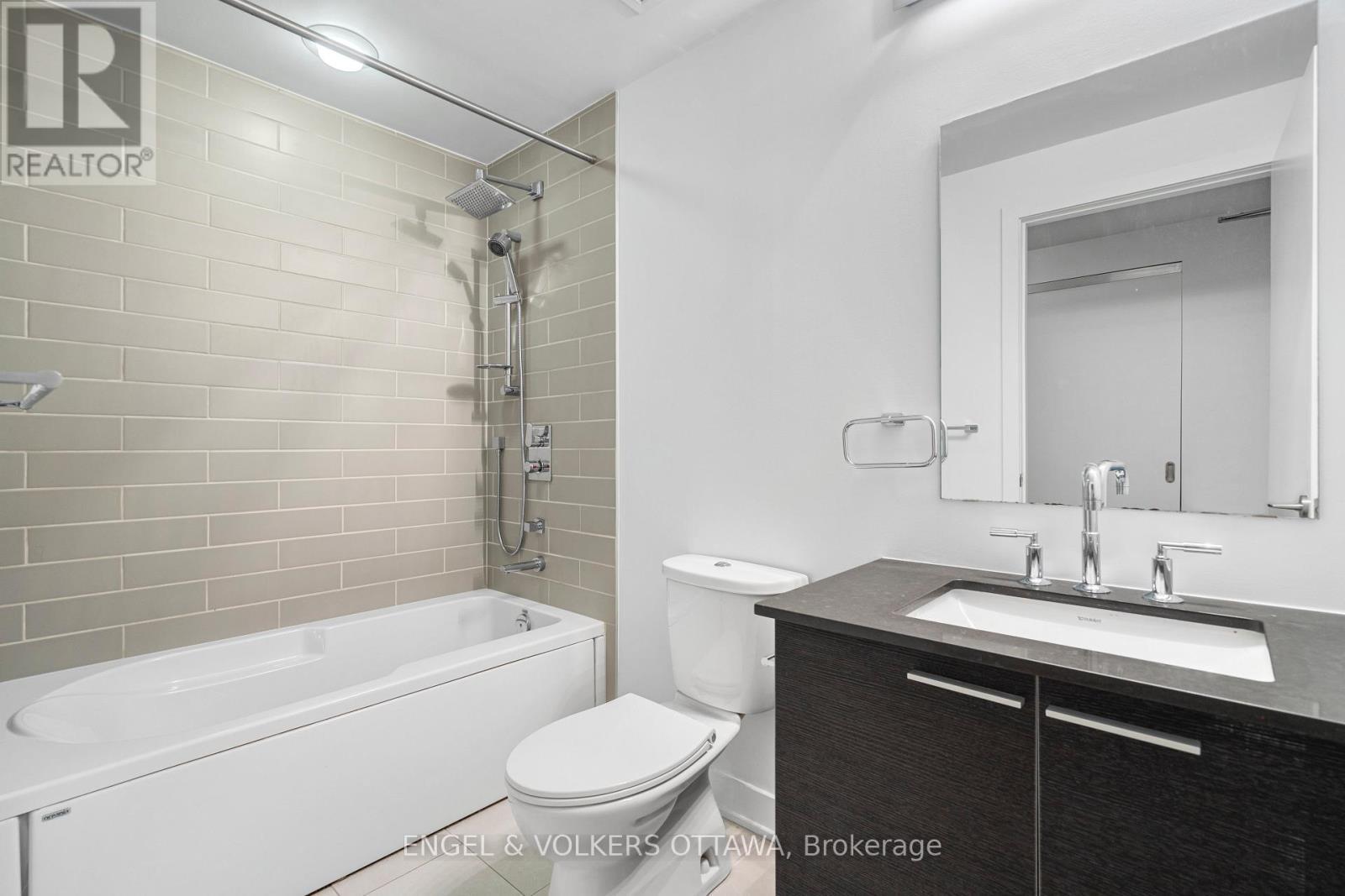 2nd Bathroom (4pc) - 205 - 354 Gladstone Avenue, Ottawa, ON