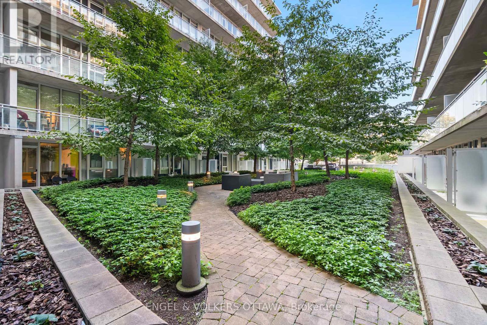 Courtyard - 205 - 354 Gladstone Avenue, Ottawa, ON