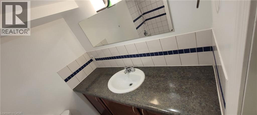 98 Limeridge Road E Unit# Lower Level, Hamilton, ON - Indoor Photo Showing Bathroom
