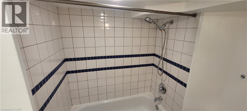 98 Limeridge Road E Unit# Lower Level, Hamilton, ON - Indoor Photo Showing Bathroom