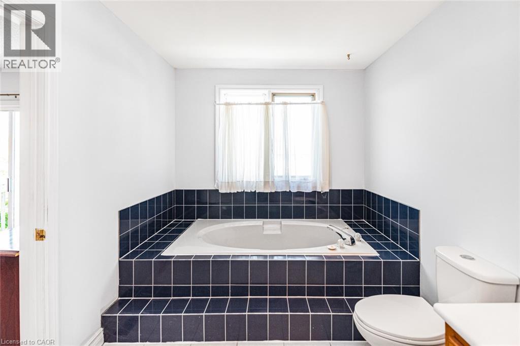 381 Kerman Avenue, Grimsby, ON - Indoor Photo Showing Bathroom