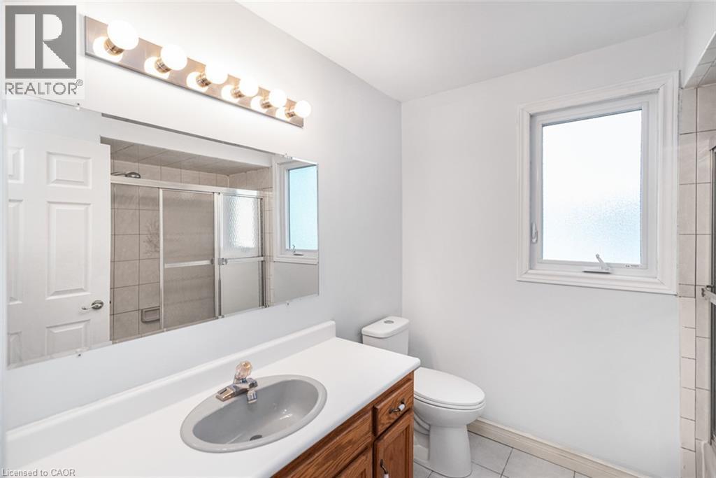 381 Kerman Avenue, Grimsby, ON - Indoor Photo Showing Bathroom