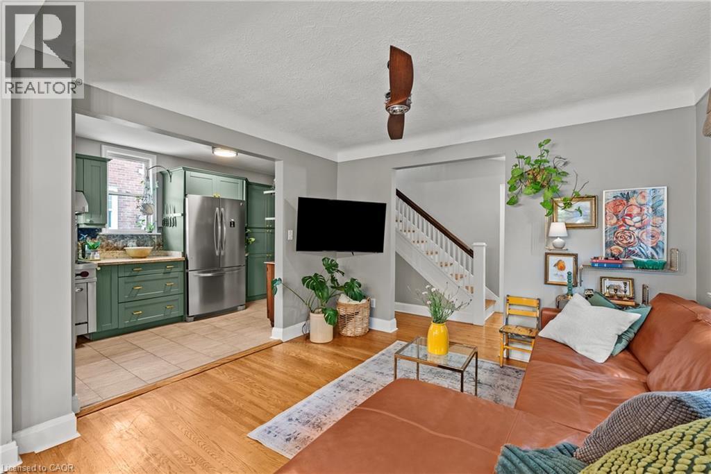 88 Rothsay Avenue, Hamilton, ON - Indoor Photo Showing Living Room