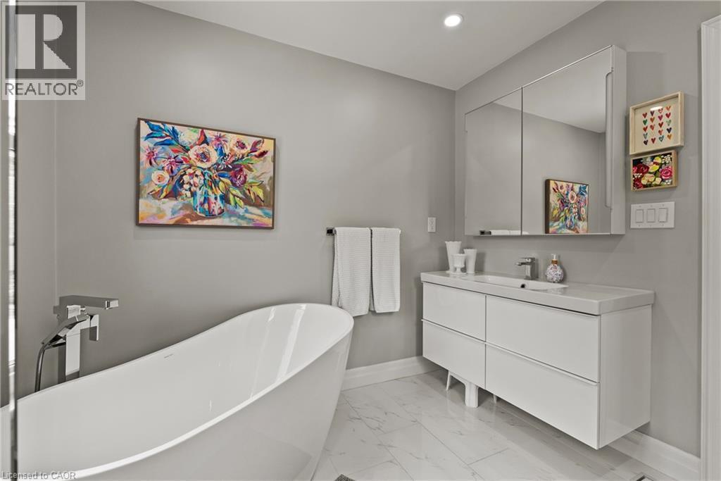 88 Rothsay Avenue, Hamilton, ON - Indoor Photo Showing Bathroom