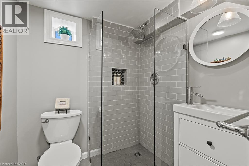 88 Rothsay Avenue, Hamilton, ON - Indoor Photo Showing Bathroom