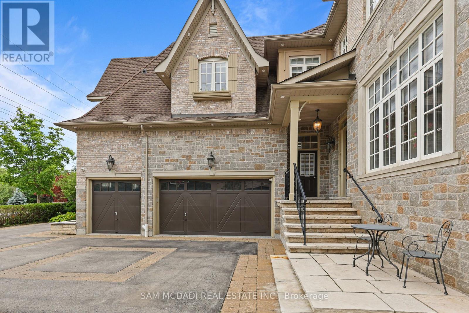725 Queensway W, Mississauga, ON