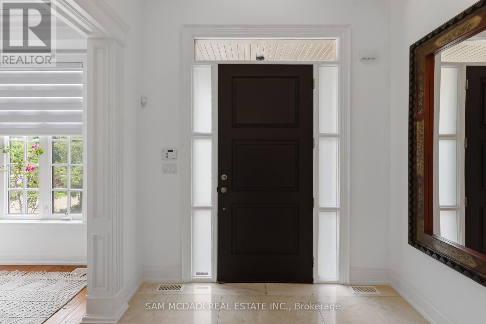 725 Queensway W, Mississauga, ON