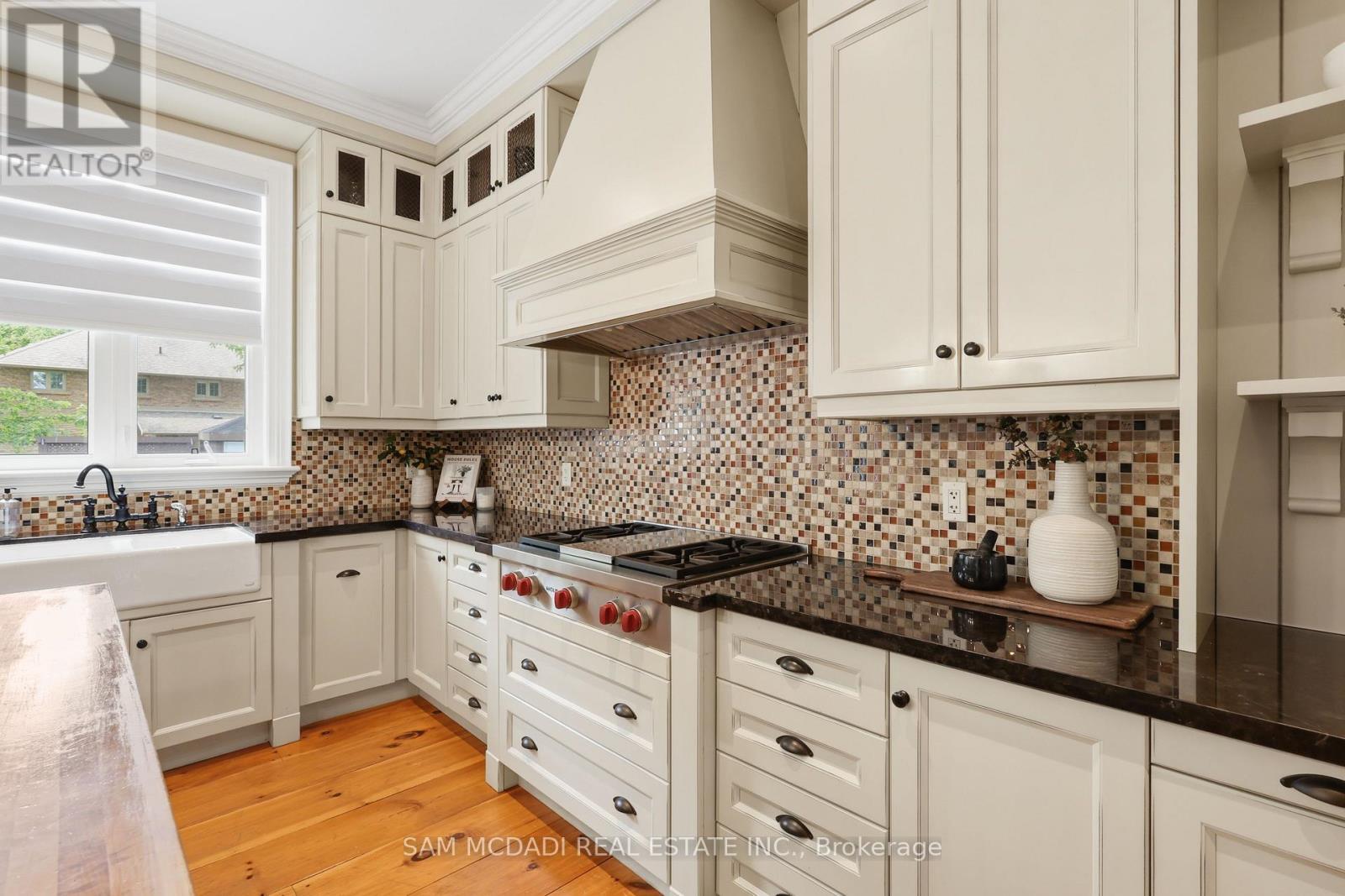 725 Queensway W, Mississauga, ON