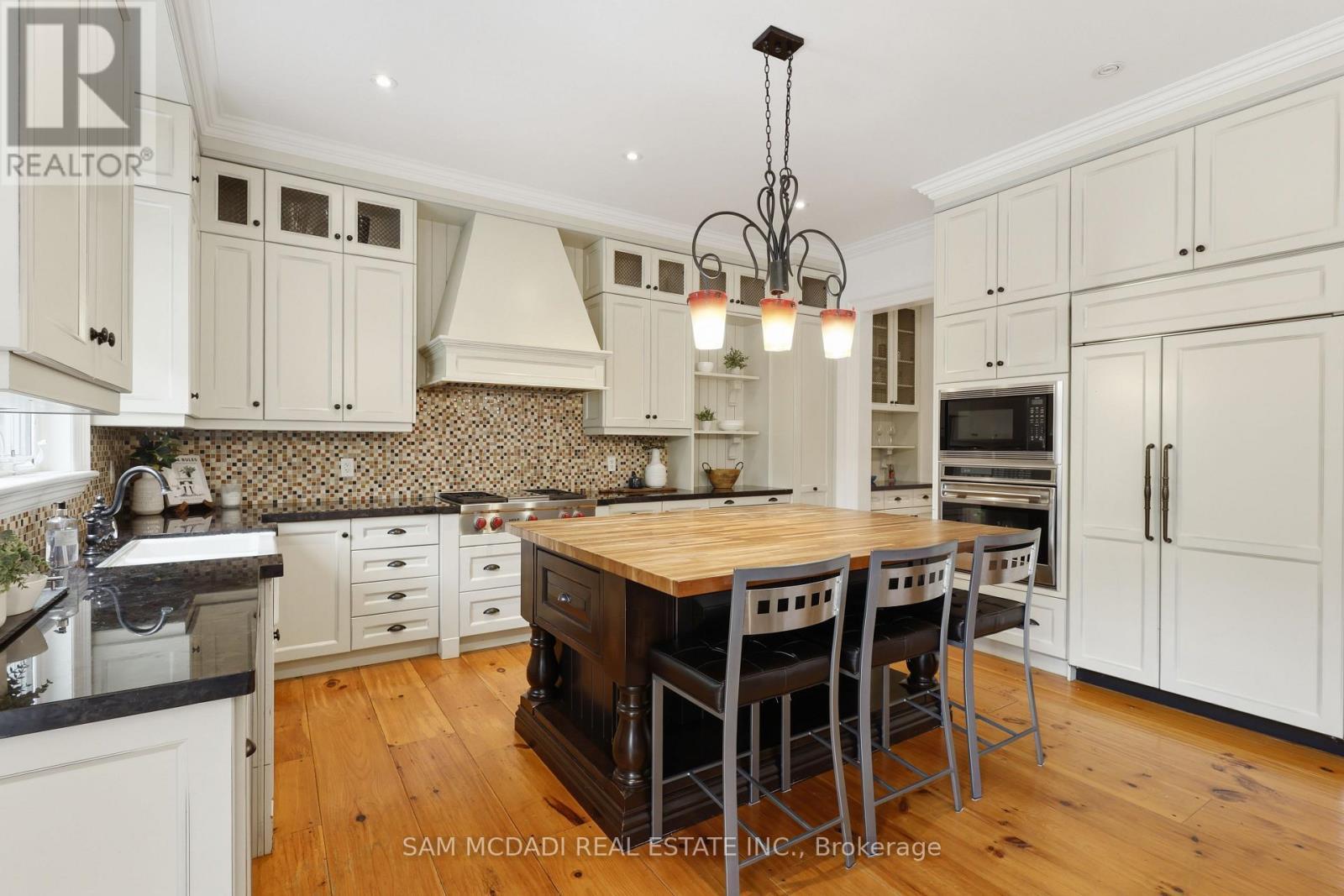 725 Queensway W, Mississauga, ON