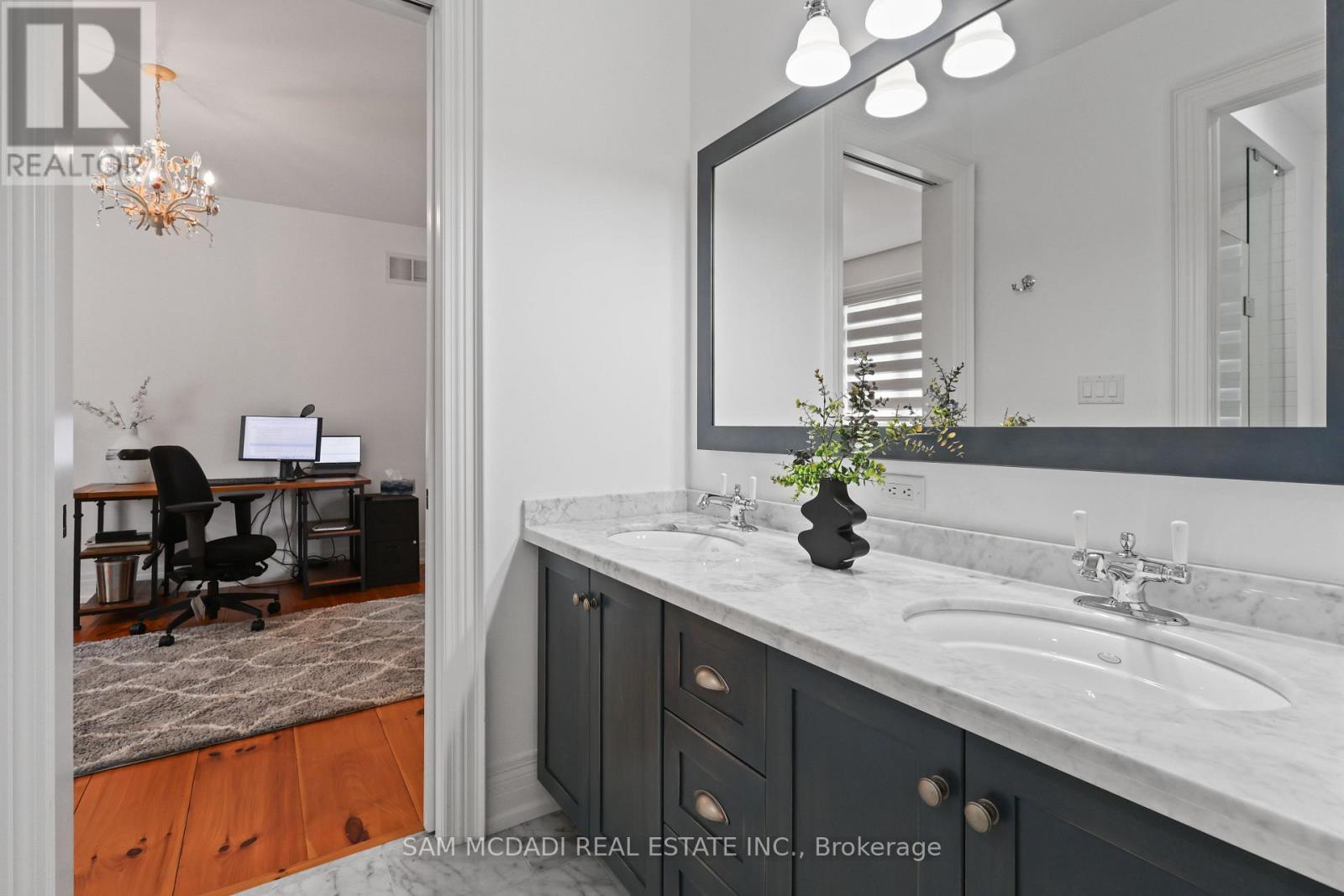 725 Queensway W, Mississauga, ON