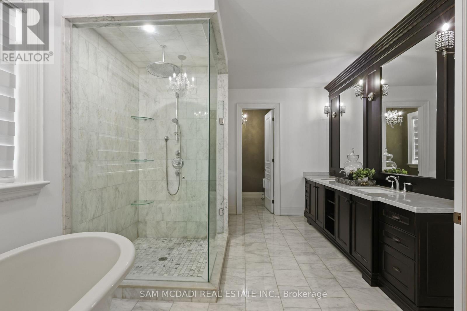 725 Queensway W, Mississauga, ON