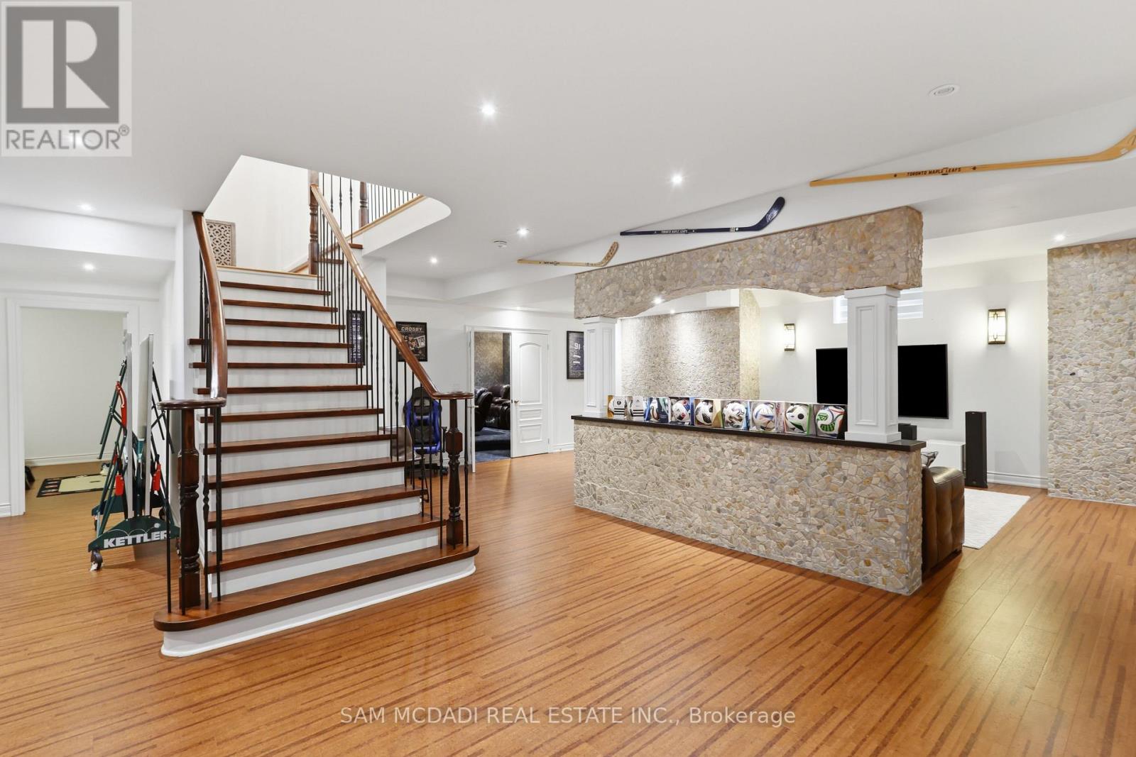 725 Queensway W, Mississauga, ON