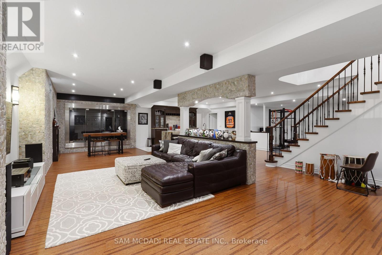 725 Queensway W, Mississauga, ON