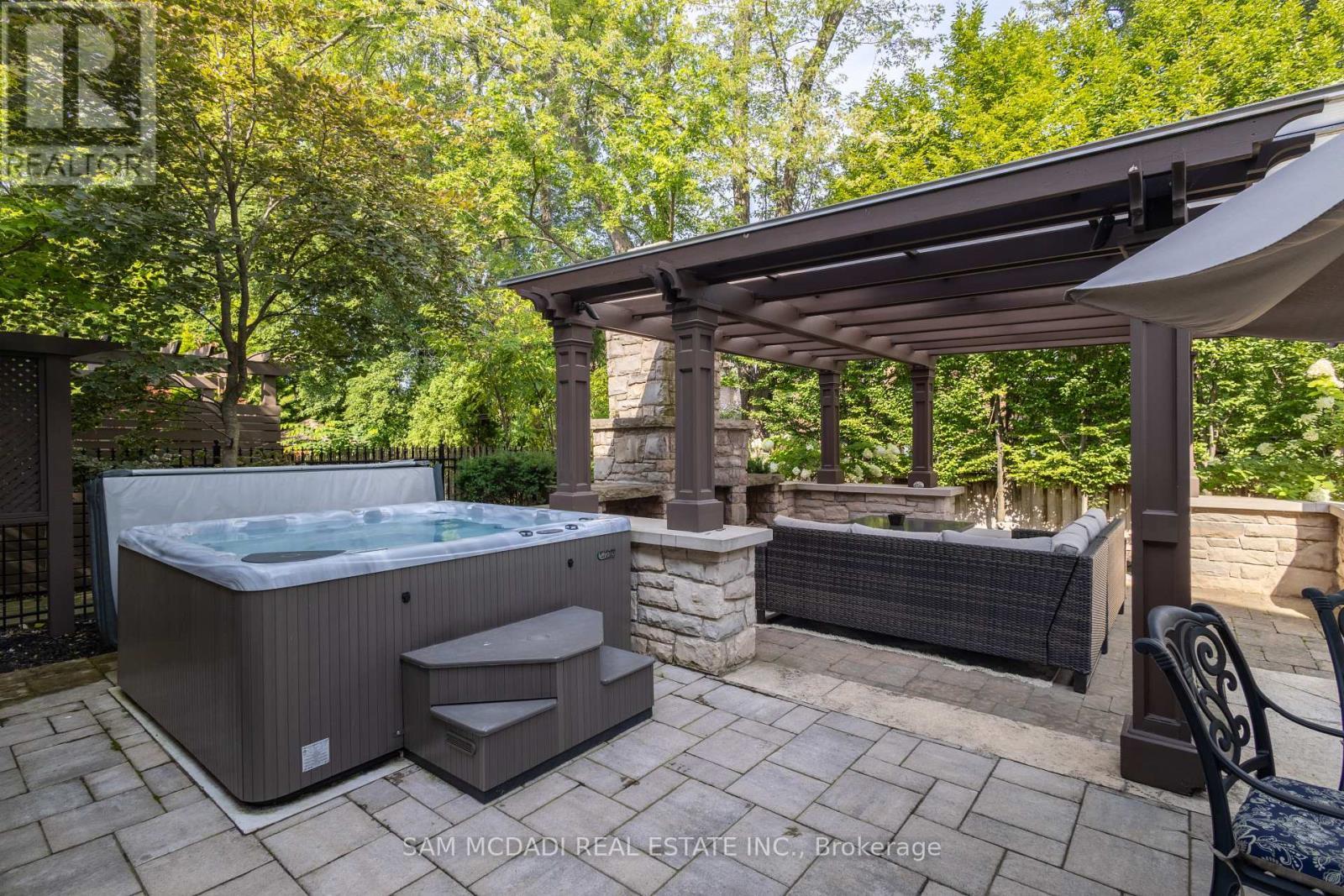 725 Queensway W, Mississauga, ON