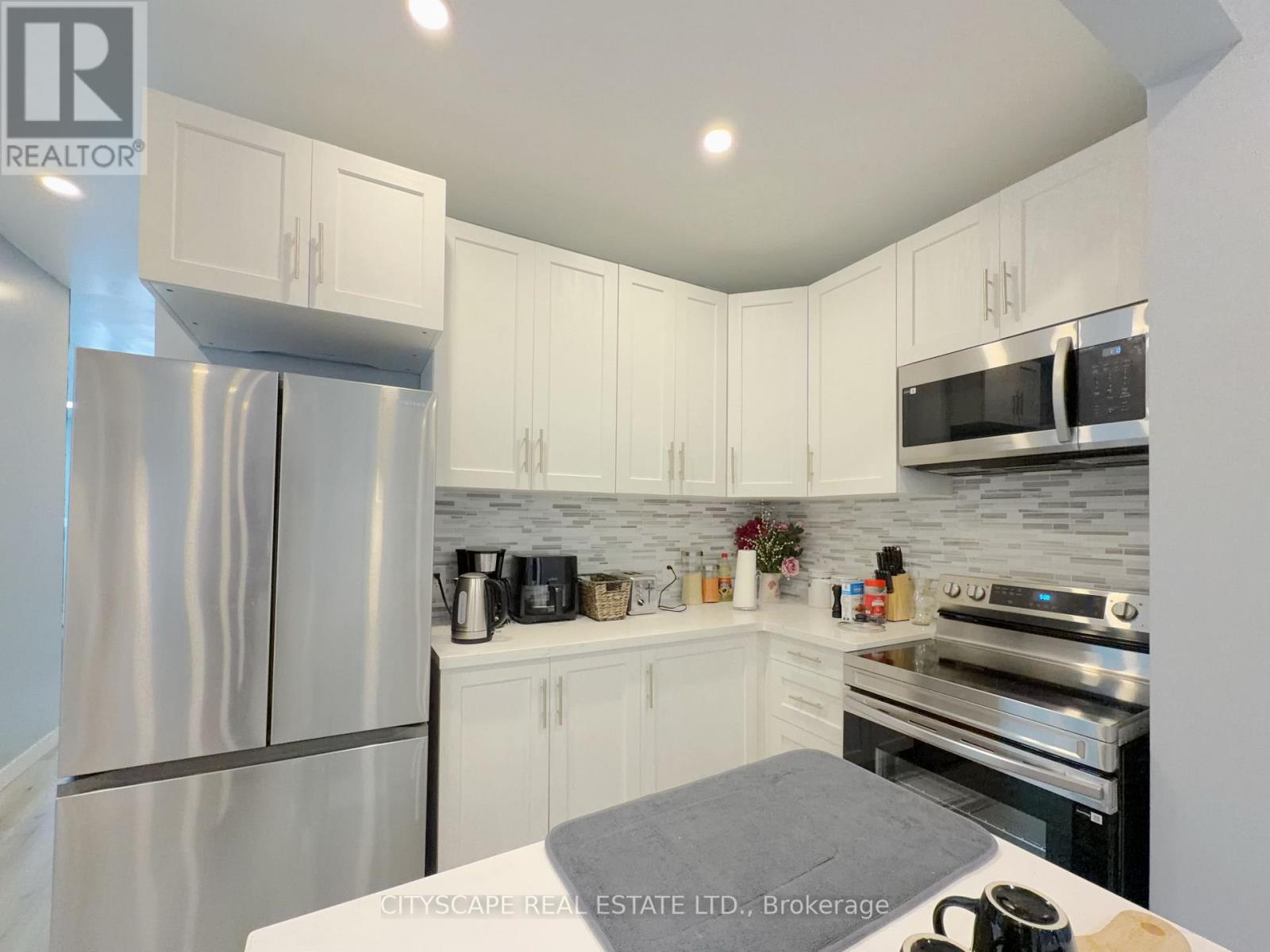 3211 Angel Pass (Secondary Dwelling) Drive, Mississauga, ON - Indoor Photo Showing Kitchen