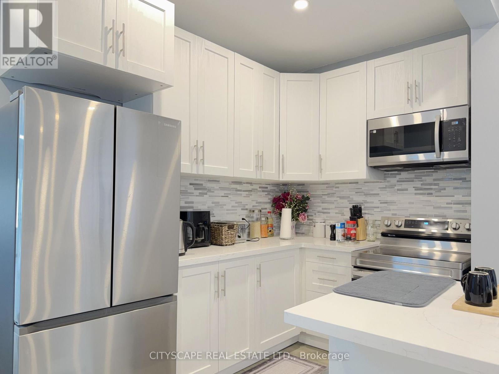 3211 Angel Pass (Secondary Dwelling) Drive, Mississauga, ON - Indoor Photo Showing Kitchen