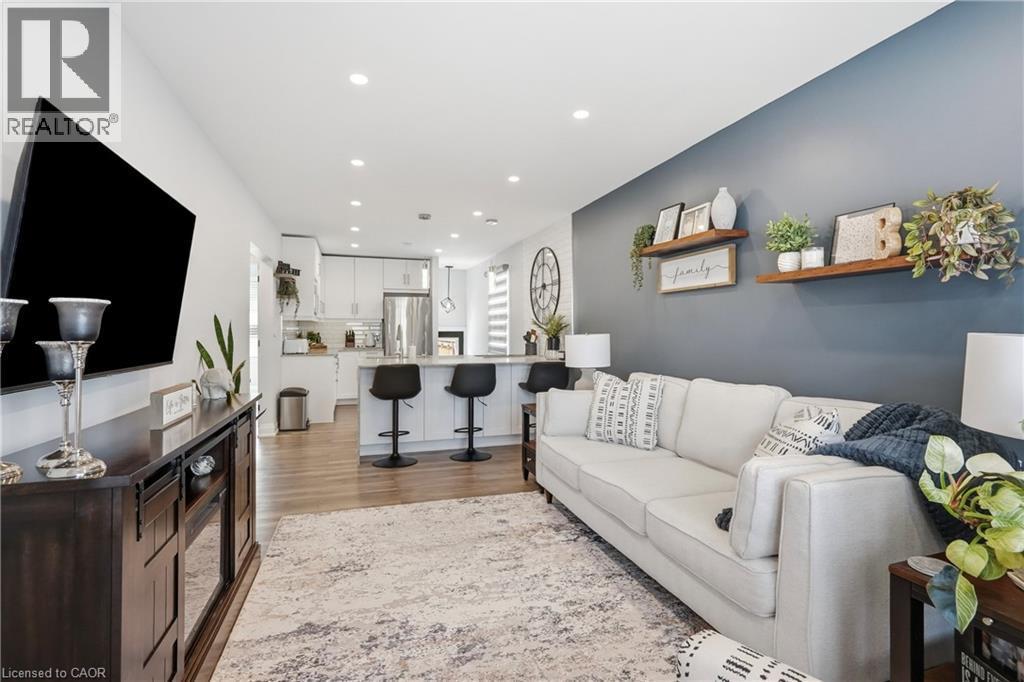 58 Tragina Avenue S, Hamilton, ON - Indoor Photo Showing Living Room
