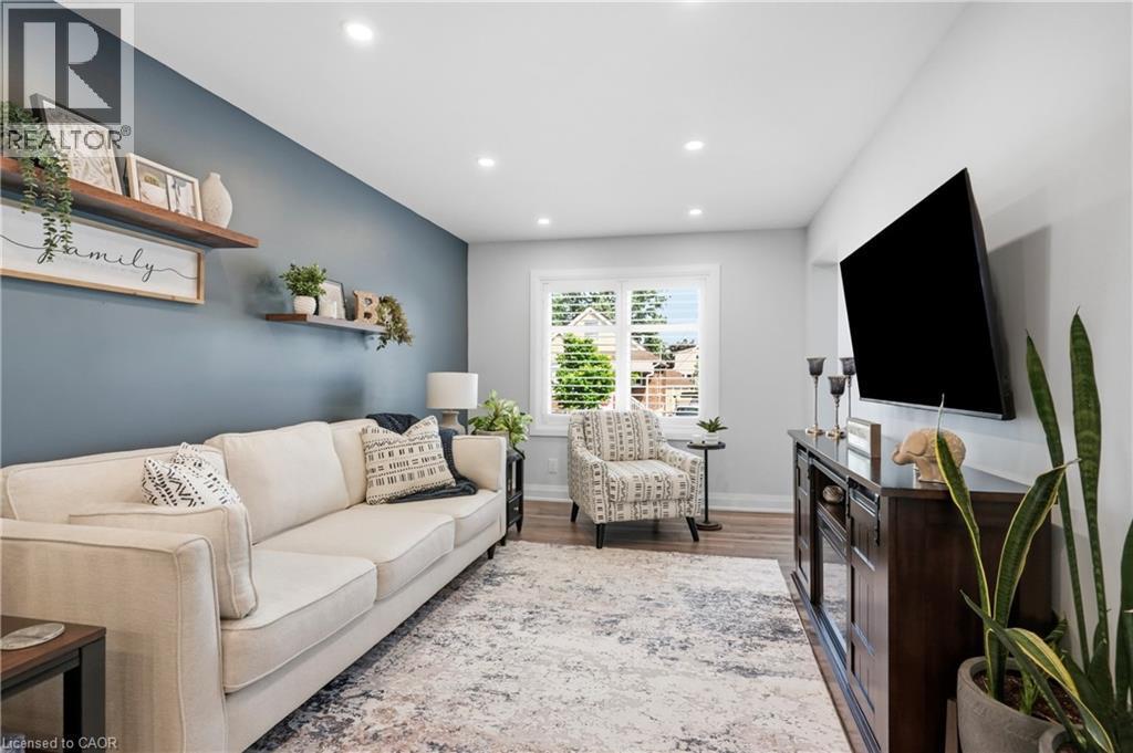 58 Tragina Avenue S, Hamilton, ON - Indoor Photo Showing Living Room