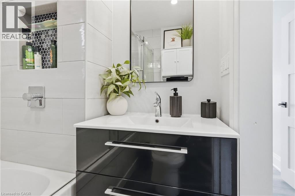 58 Tragina Avenue S, Hamilton, ON - Indoor Photo Showing Bathroom