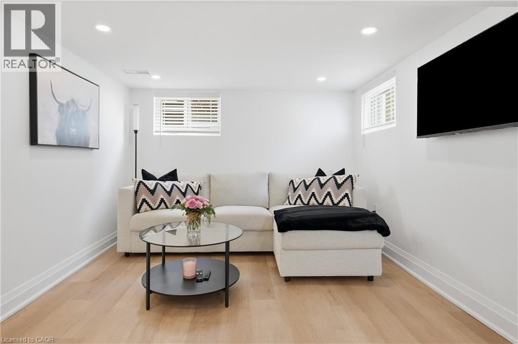 58 Tragina Avenue S, Hamilton, ON - Indoor Photo Showing Living Room