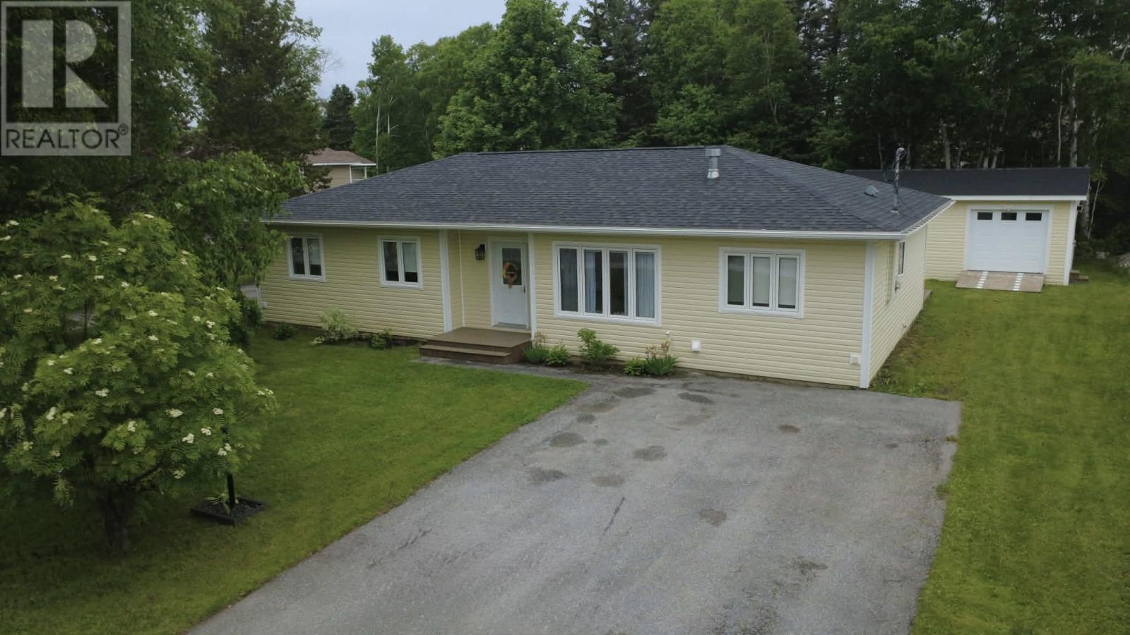 11 Tenth Avenue, Pasadena, NL