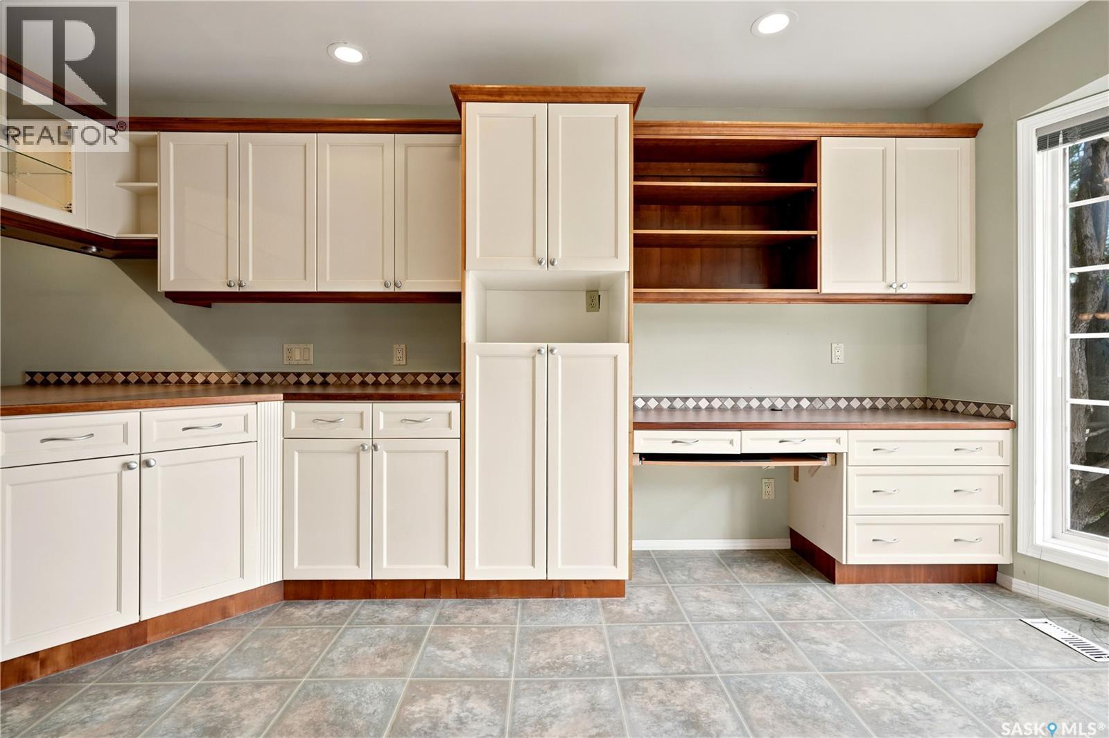 18 Lakeview Place, Regina, SK