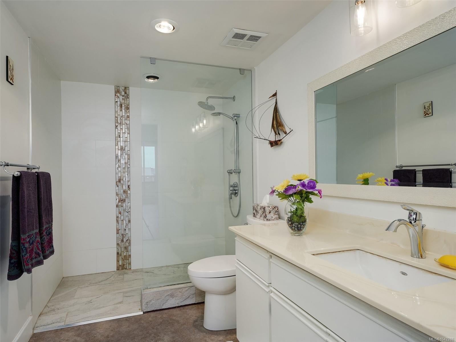 #409-9805 Second St, Sidney, BC