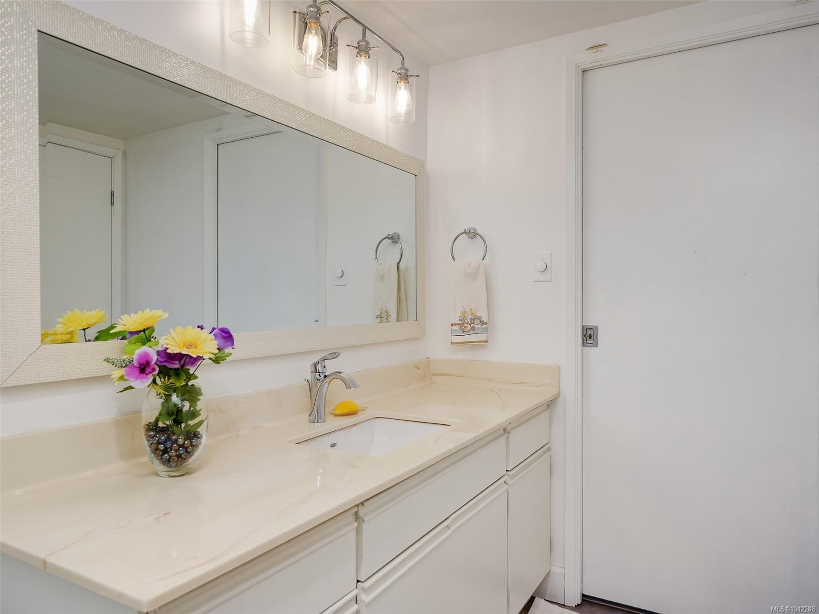 #409-9805 Second St, Sidney, BC