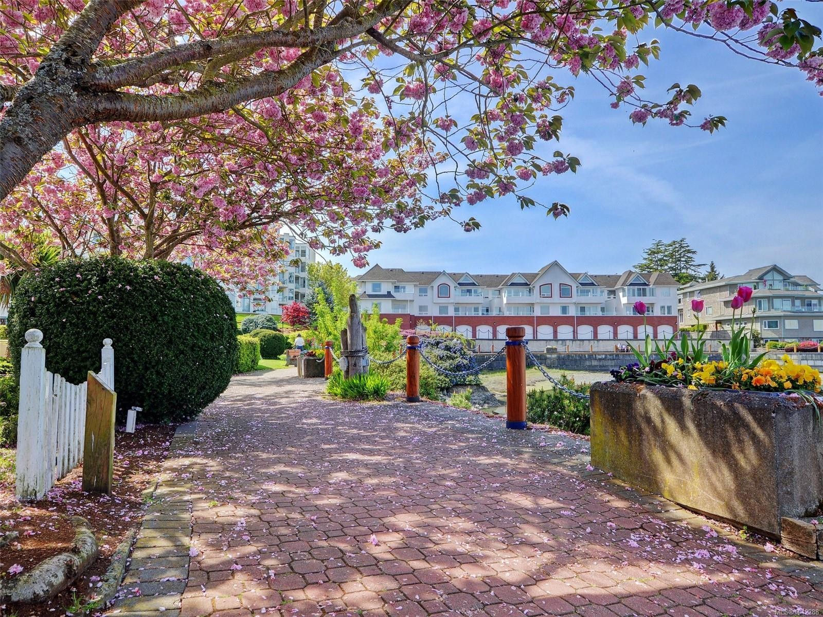 #409-9805 Second St, Sidney, BC