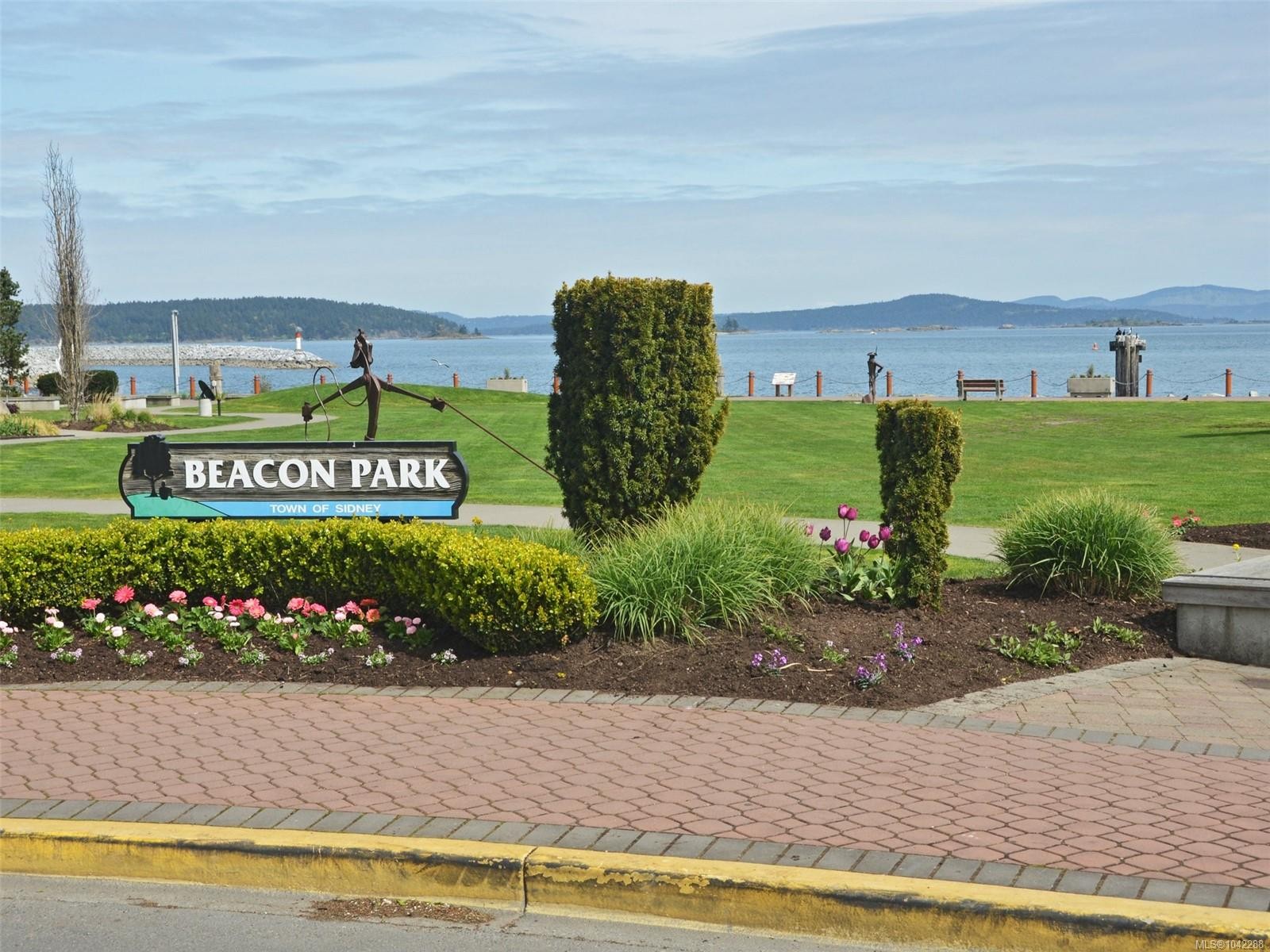 #409-9805 Second St, Sidney, BC