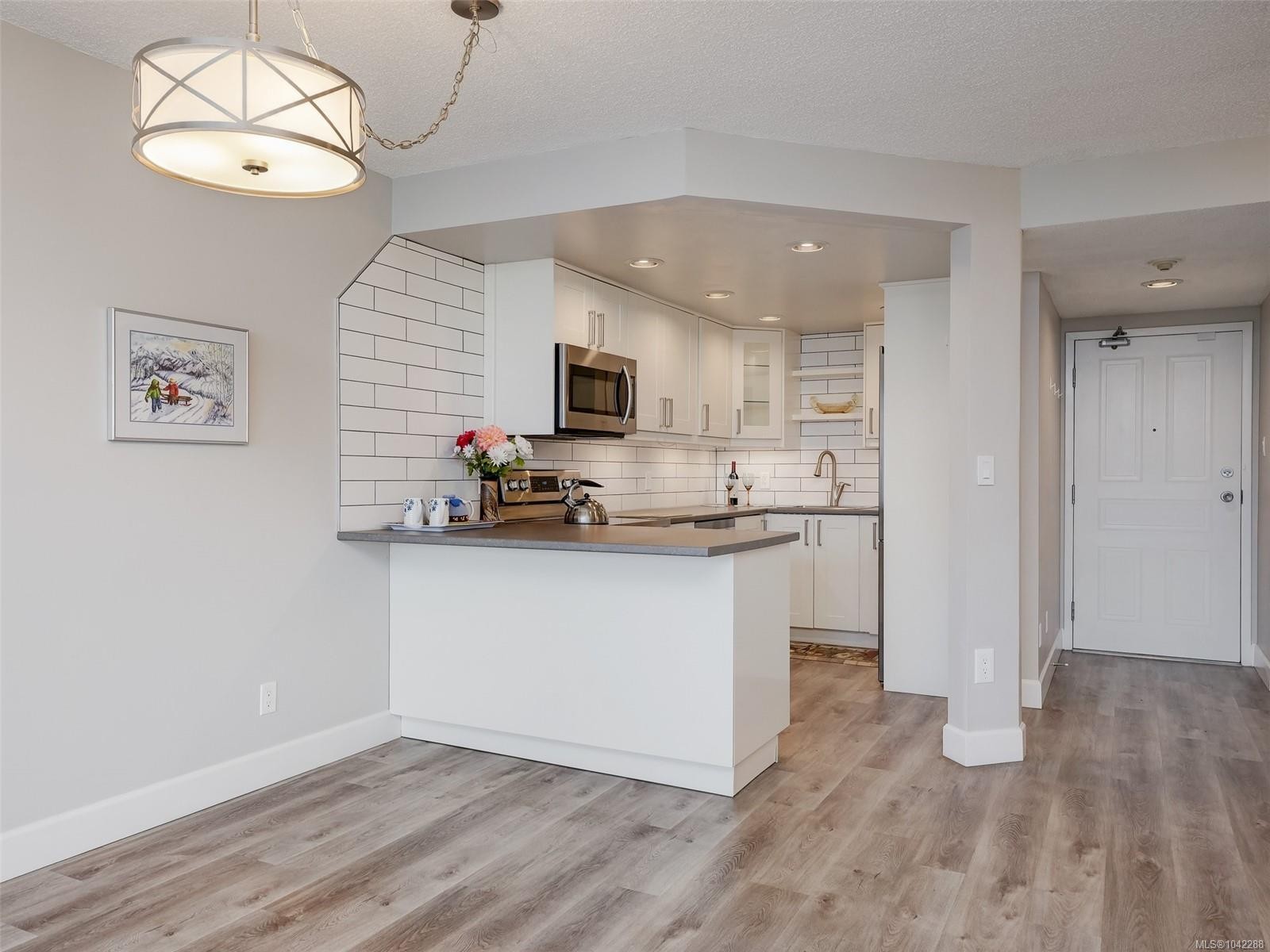 #409-9805 Second St, Sidney, BC
