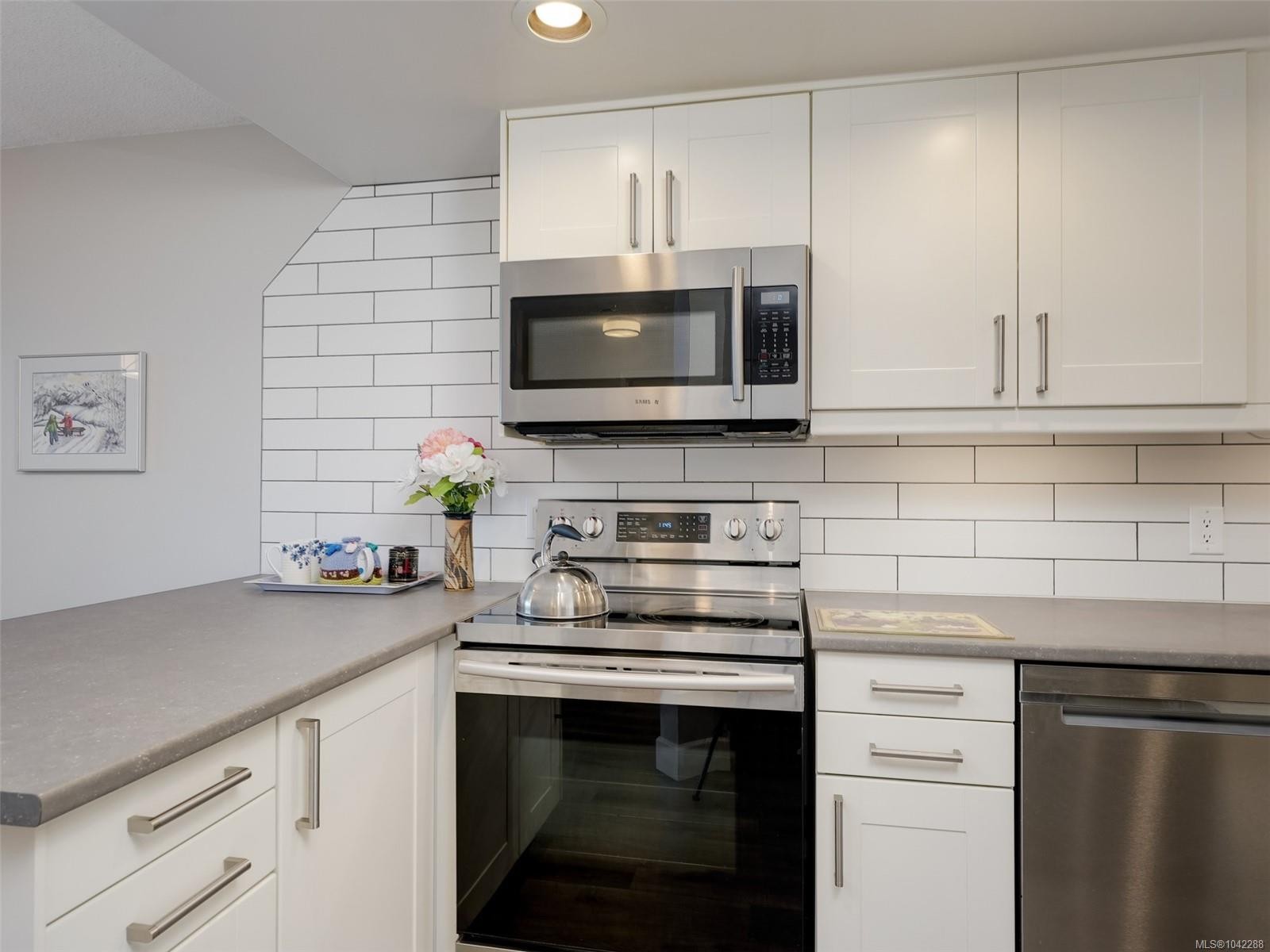 #409-9805 Second St, Sidney, BC