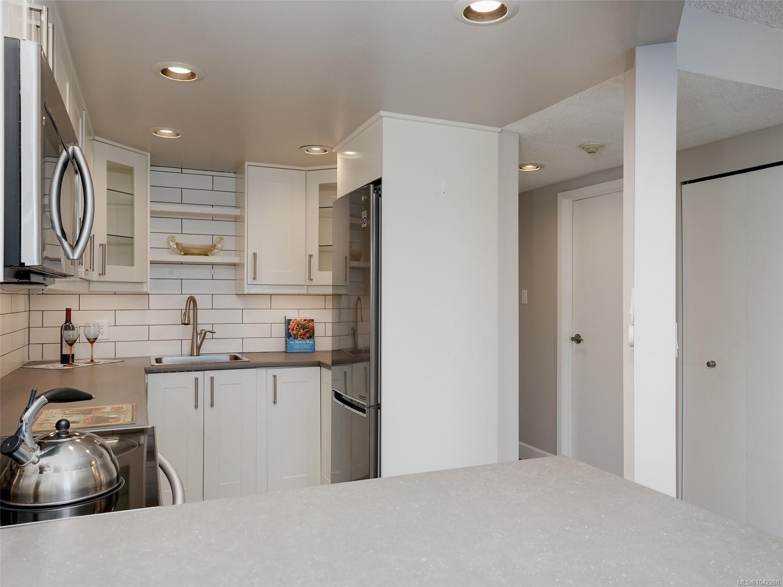#409-9805 Second St, Sidney, BC