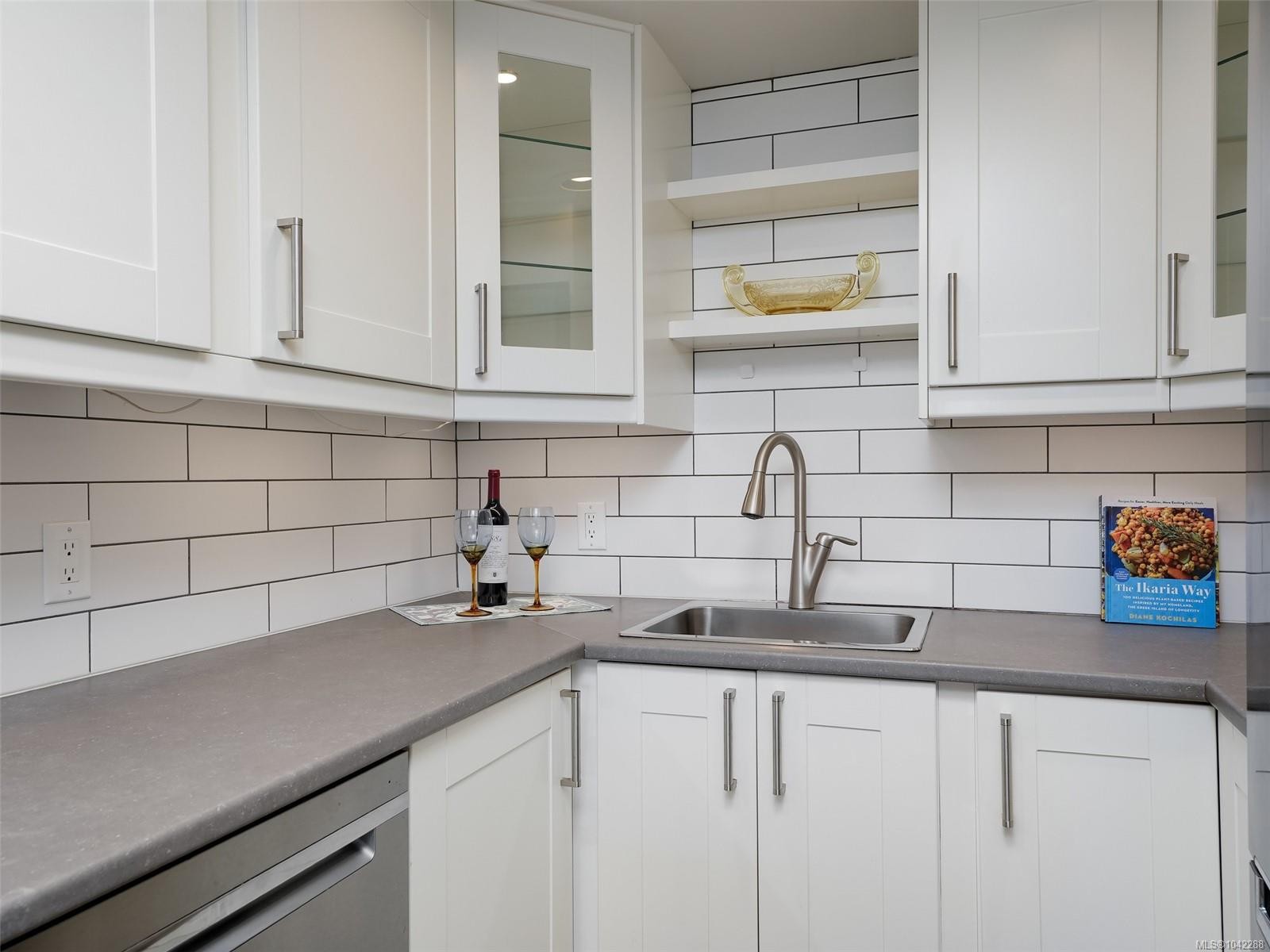 #409-9805 Second St, Sidney, BC