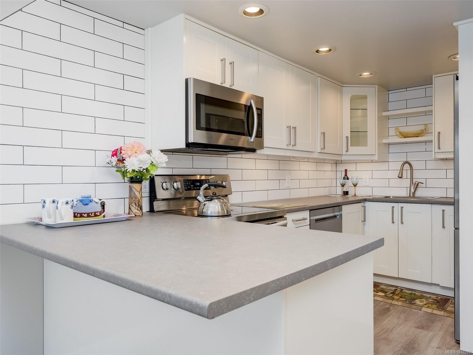 #409-9805 Second St, Sidney, BC