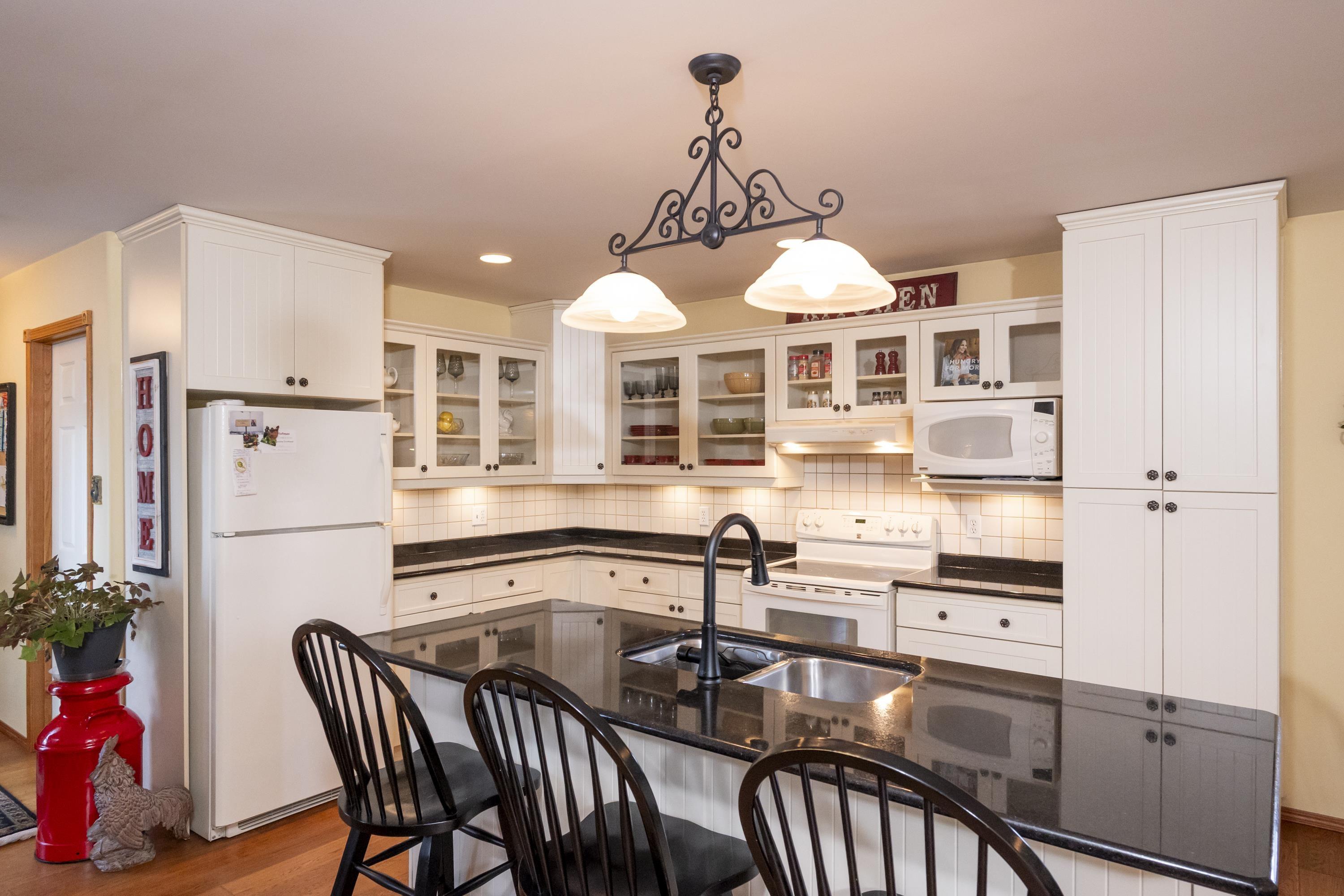 185 Ridgecrest Road, Thunder Bay, ON - Indoor Photo Showing Kitchen With Double Sink