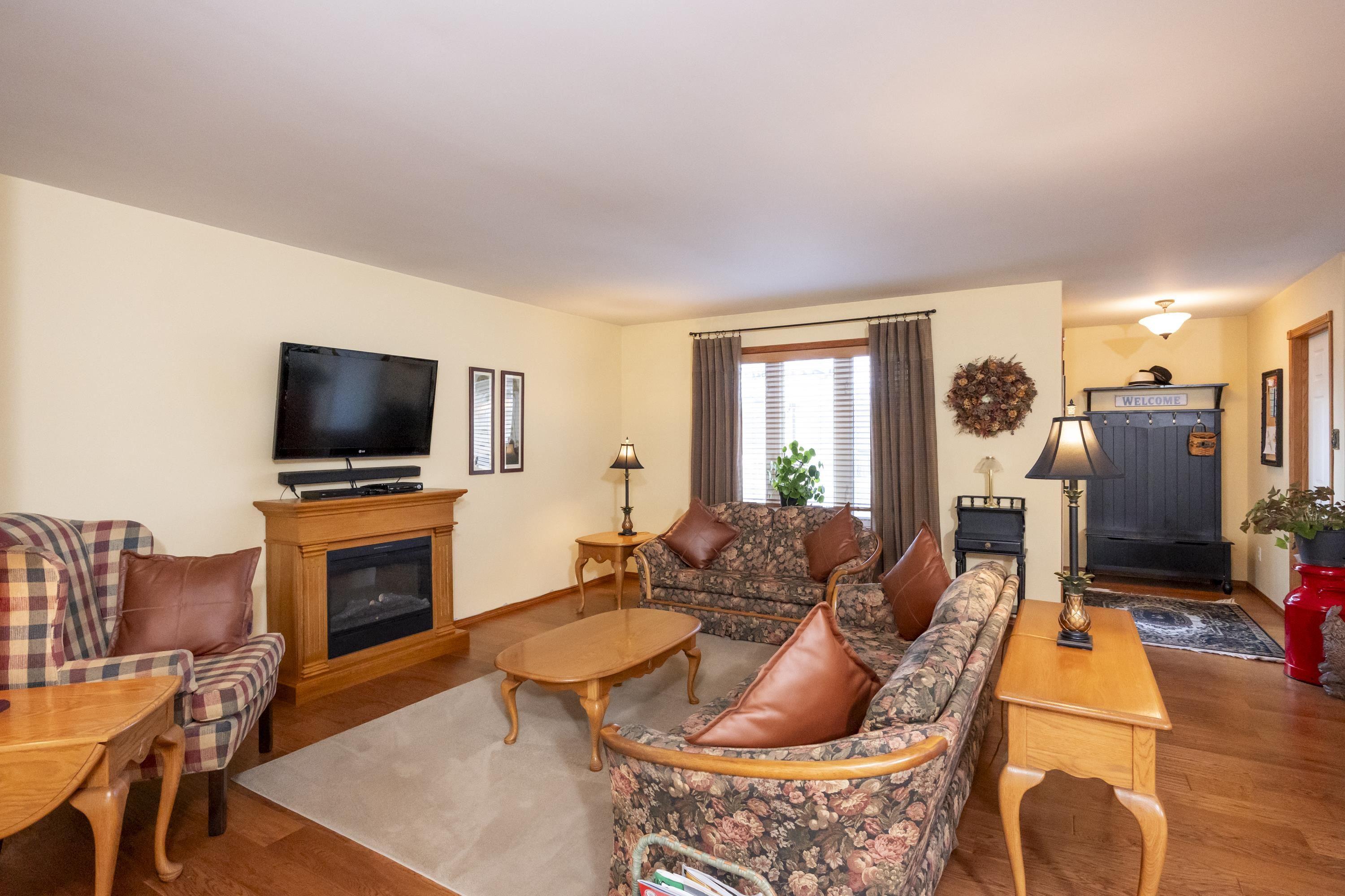 185 Ridgecrest Road, Thunder Bay, ON - Indoor Photo Showing Living Room With Fireplace