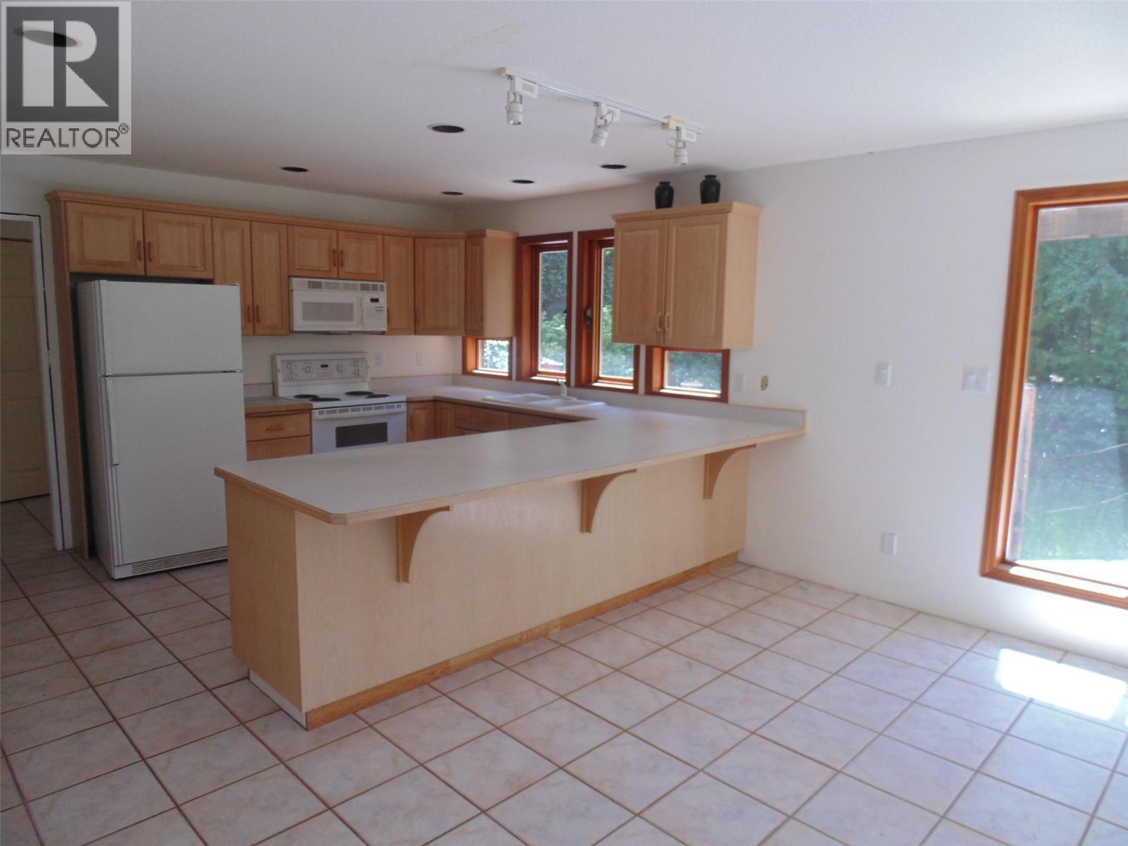 1415 Bridge Road, Crescent Valley, BC - Indoor Photo Showing Kitchen