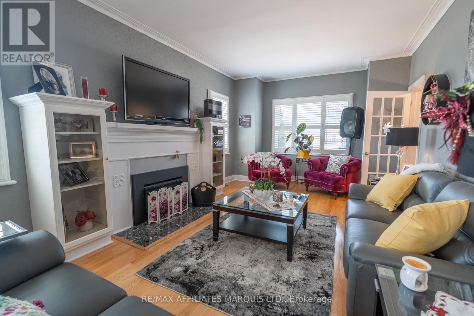 420 Third Street W, Cornwall, ON - Indoor Photo Showing Living Room With Fireplace