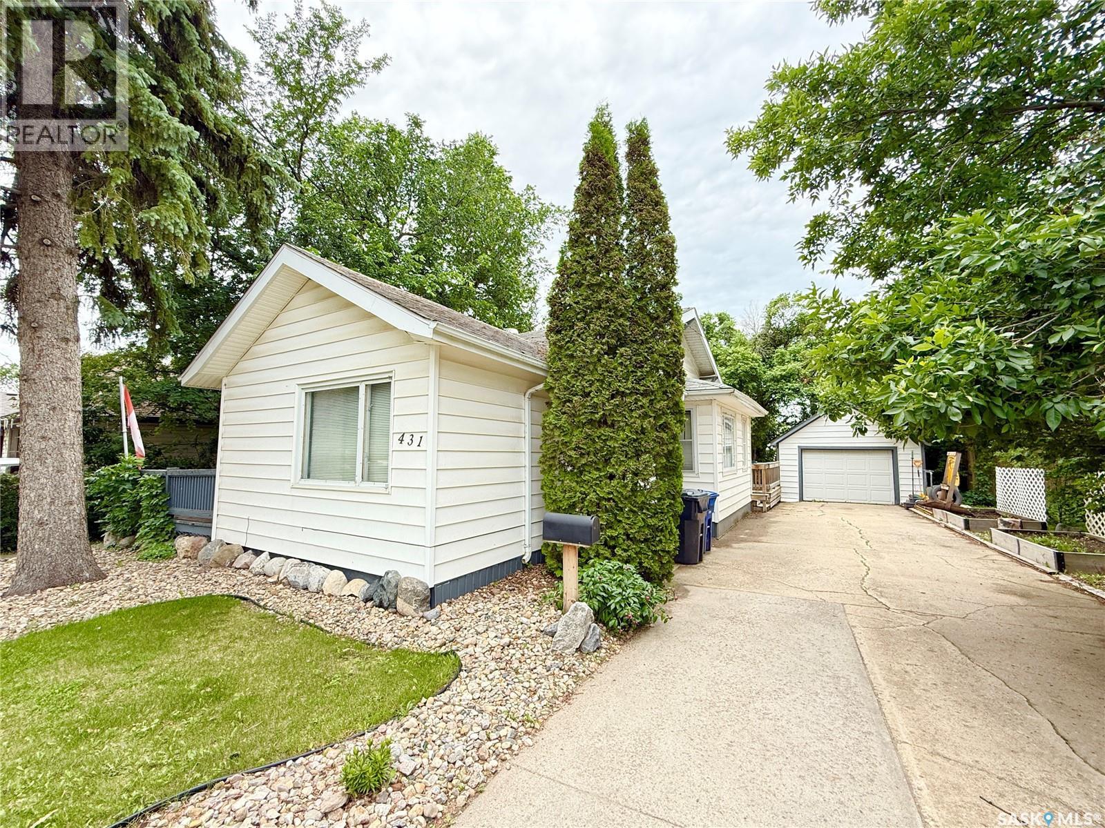 431 Qu'Appelle Street, Weyburn, SK