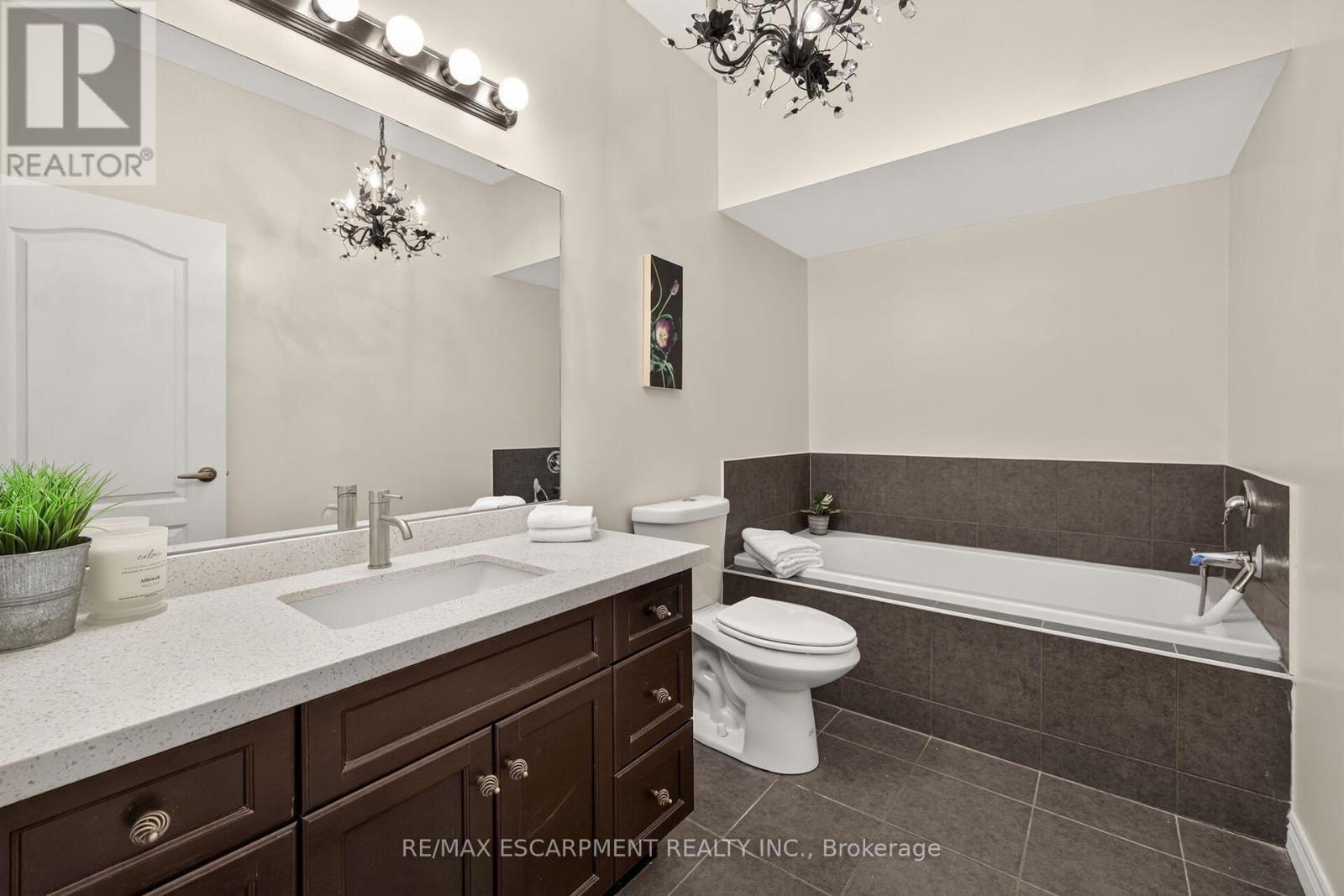 14 Ecker Lane, Hamilton, ON