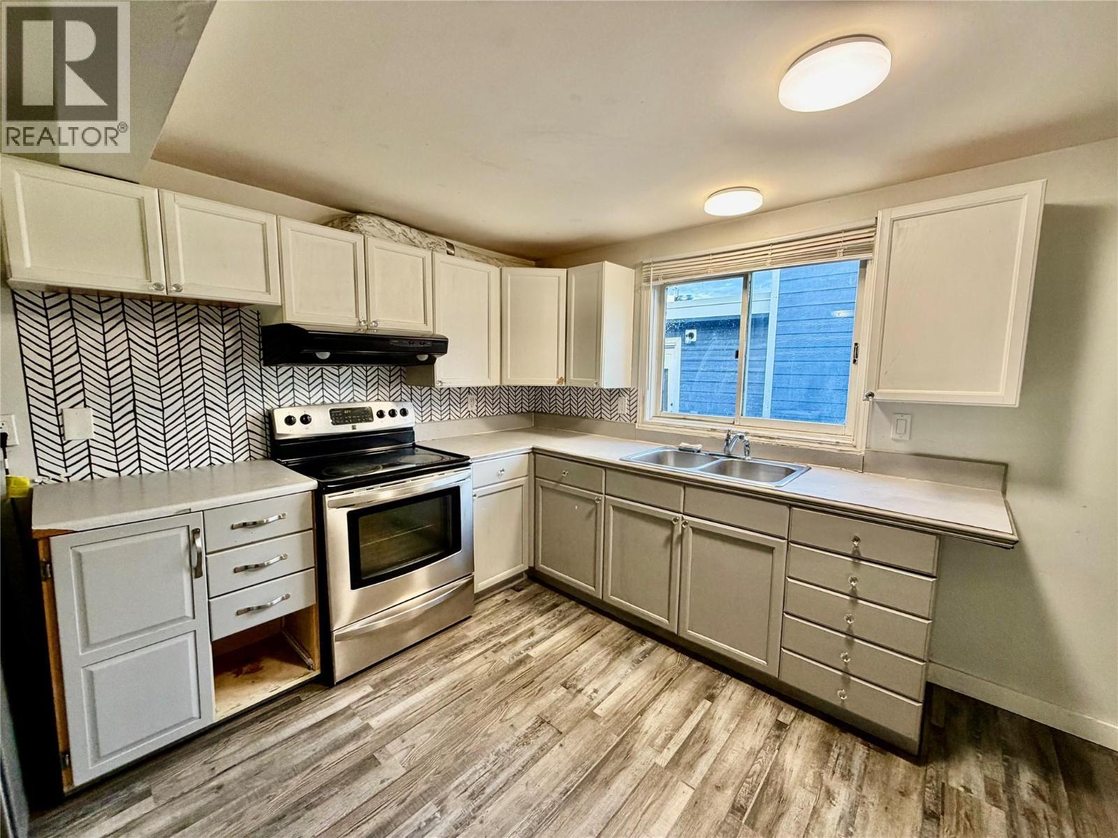 832 106 Avenue, Dawson Creek, BC - Indoor Photo Showing Kitchen With Double Sink