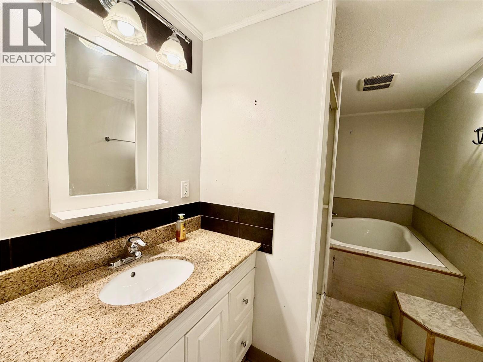 832 106 Avenue, Dawson Creek, BC - Indoor Photo Showing Bathroom