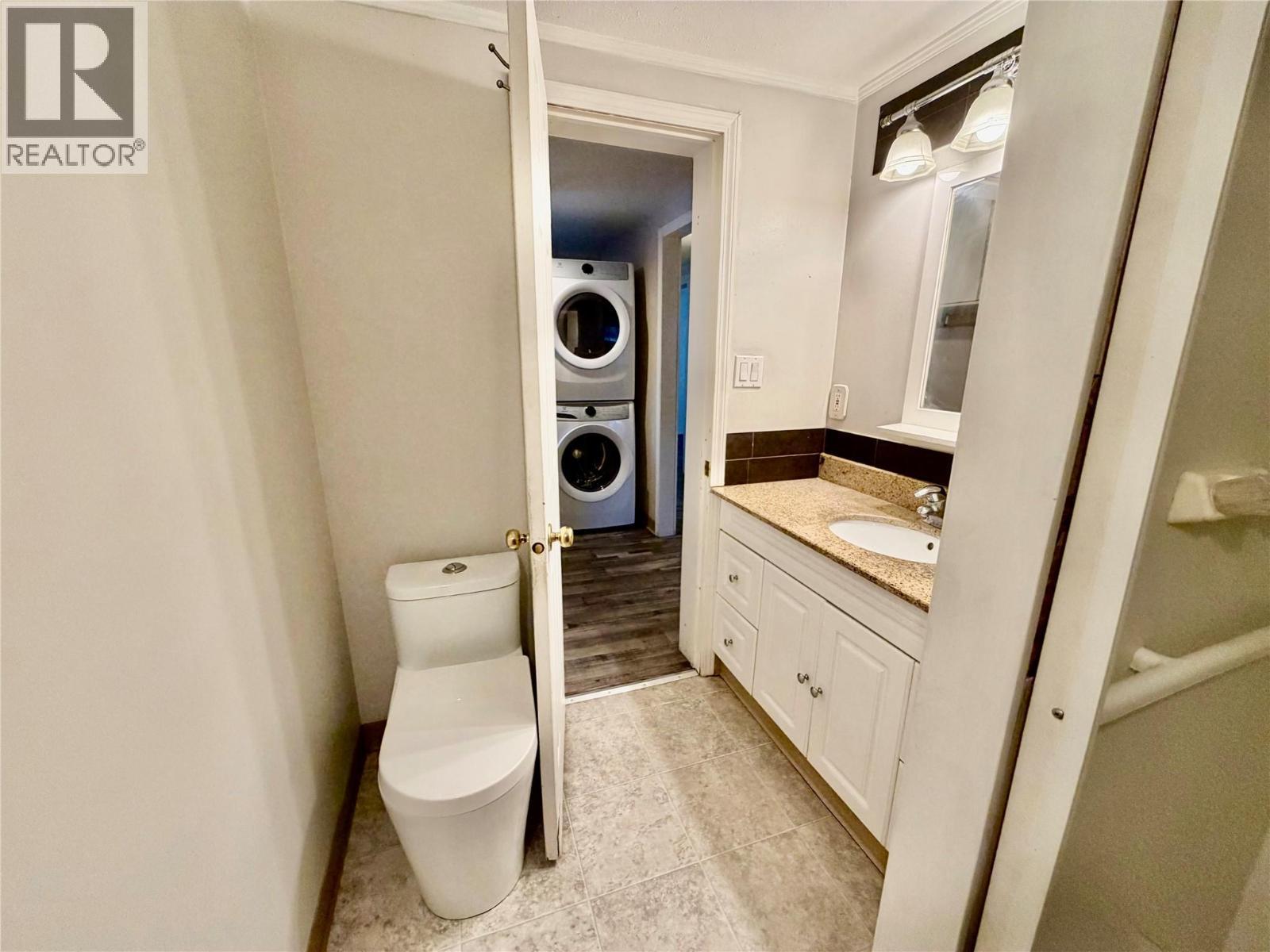 832 106 Avenue, Dawson Creek, BC - Indoor Photo Showing Bathroom