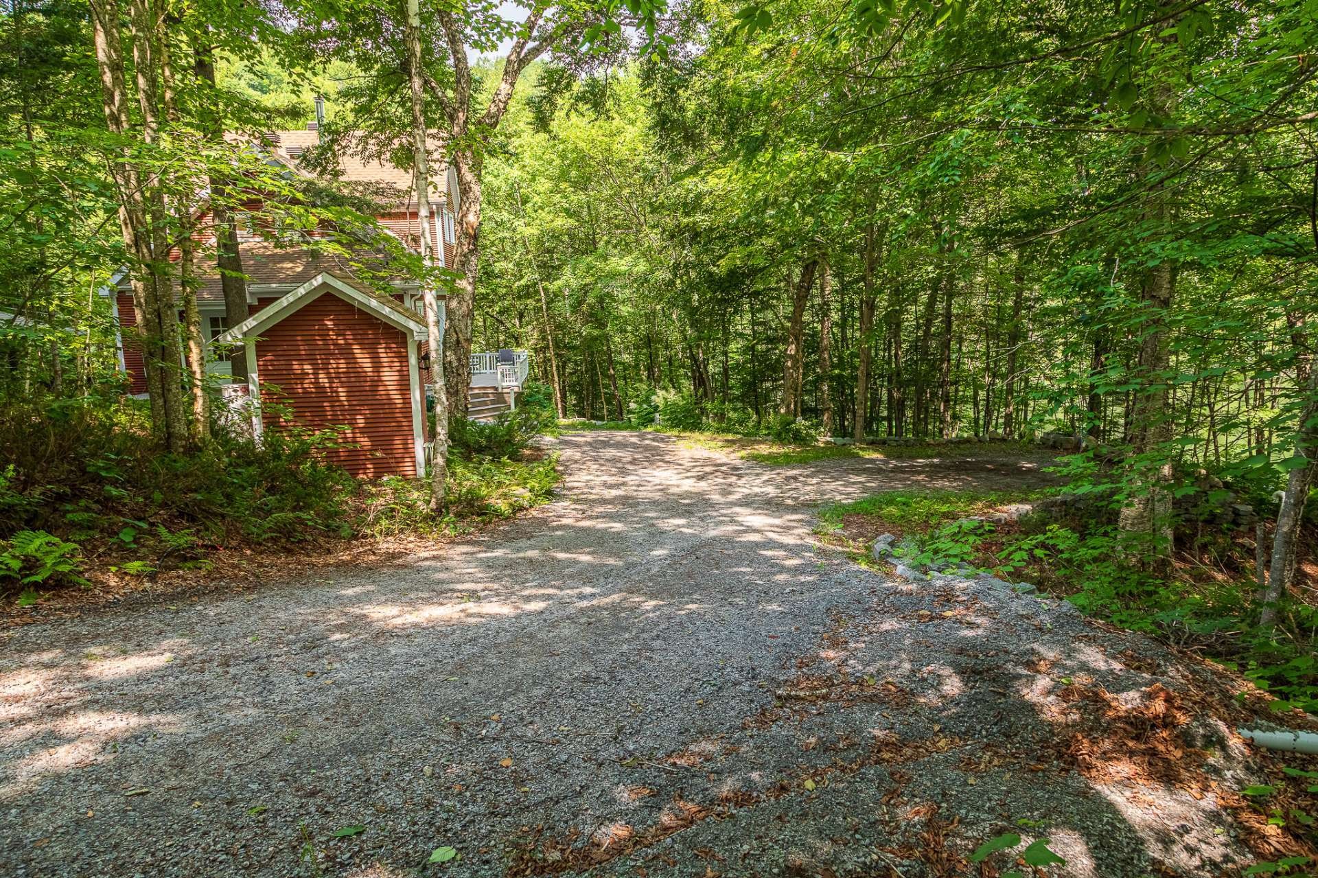 Stationnement - 435 Ch. Du Tangara, Lac-Aux-Sables, QC
