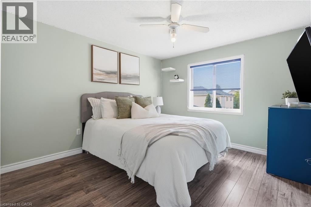 Bright room featuring wood-finish flooring, light-colored walls, a window with horizontal blinds, and a ceiling fan with integrated lighting - 128 Houghton Street, Cambridge, ON