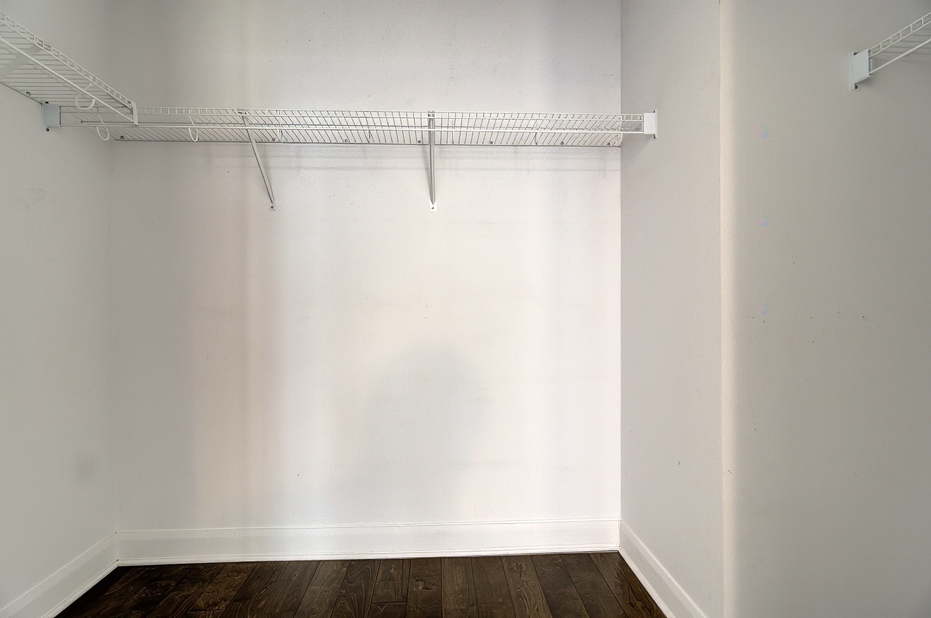 Closet - 908-1181 Rue Bishop, Montréal (Ville-Marie), QC