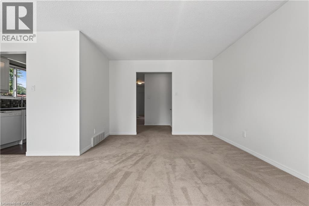 Spacious bright Living Room - 5051 Brady Avenue, Burlington, ON